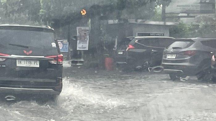 Sejumlah Mobil Melintasi Jalan Thamrin Yang Banjir Akibat Hujan Deras Yang Turun