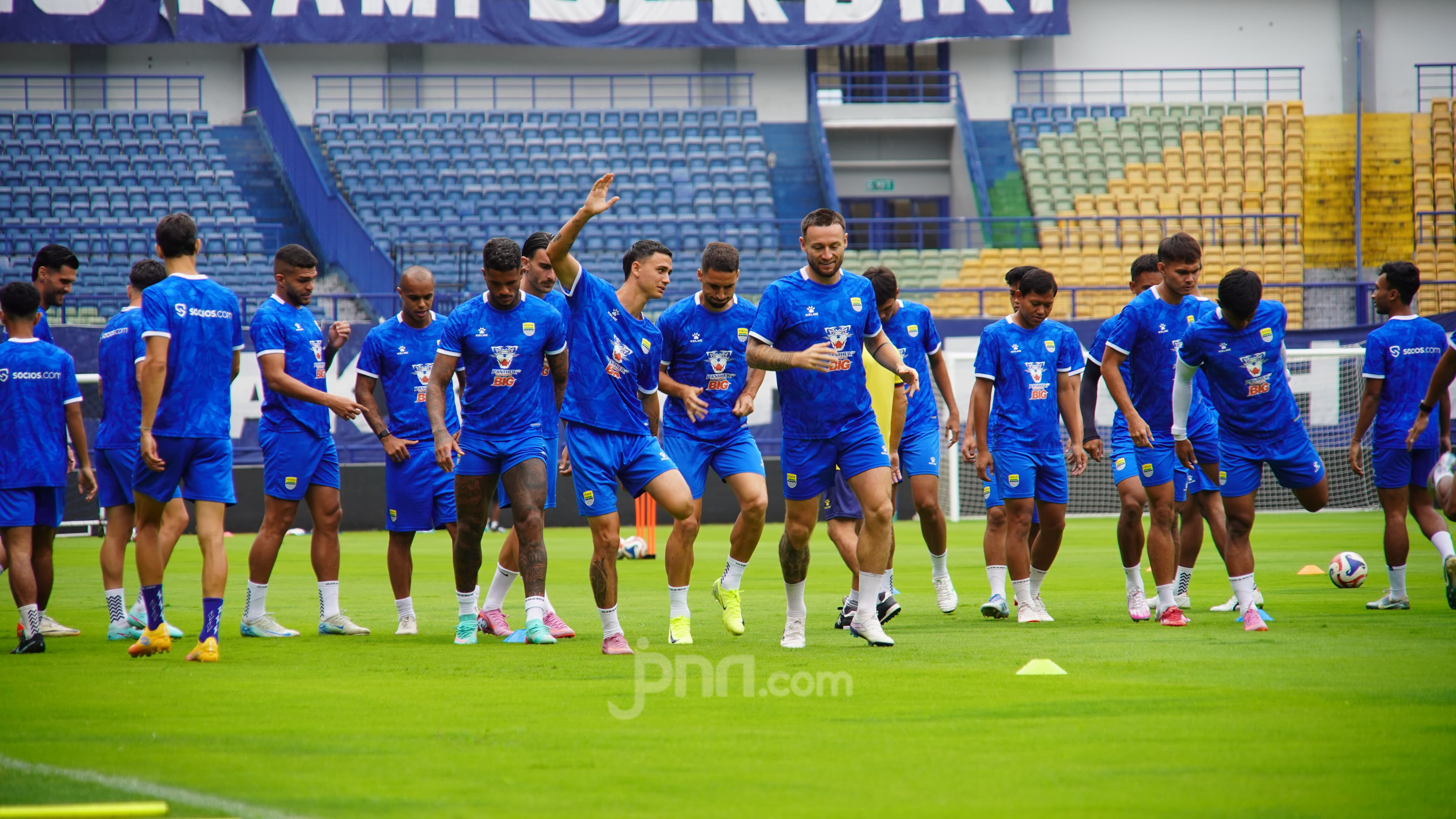 Skuad Persib Bandung Menjalani Latihan Persiapan Jelang Pert 01iq