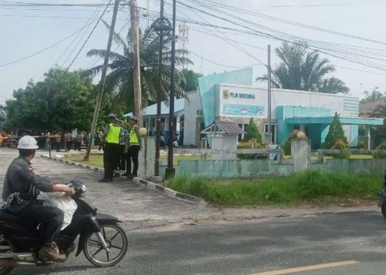Suasana Aksi Unjuk Rasa Di Depan Kantor Pln Ulp Ranai Natuna Kemarin. Foto Dani 1