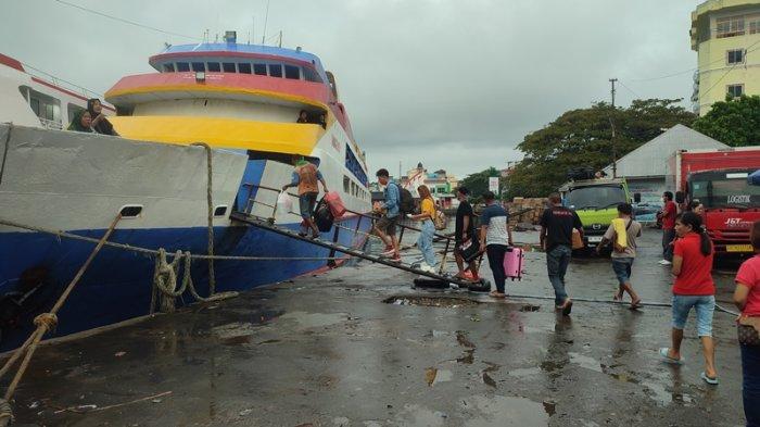 Suasana Di Pelabuhan Manado Sulawesi Utara 67yh5 1