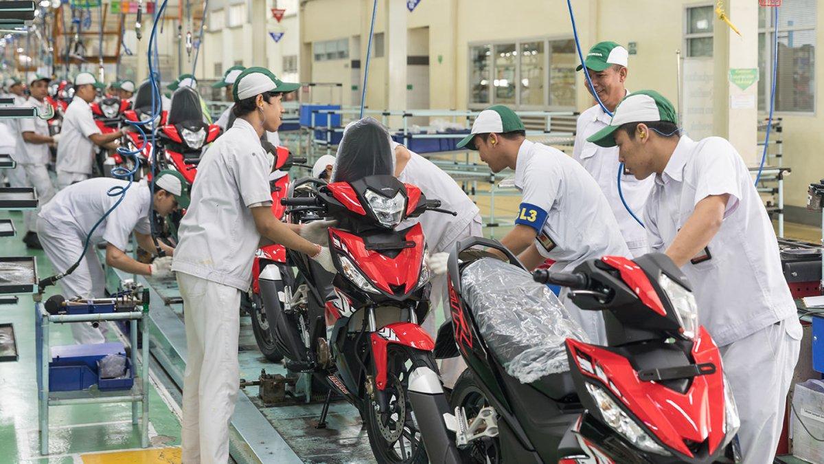 Suasana Ruang Produksi Di Pt Astra Honda Motor