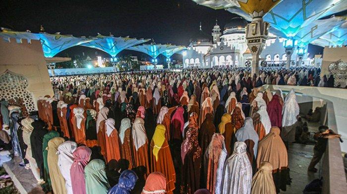 Tarawih Perdana Di Masjid Raya 1