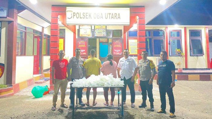 Terduga Pelaku Pengedar Miras Jenis Cap Tikus Saat Diamankan Di Polsek Oba Utara Kota Tidore Terduga Pelaku Pengedar Miras Jenis Cap Tikus Saat Diamankan Di Polsek Oba Utara Kota Tidore