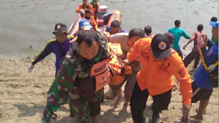 Tim Sar Saat Mengevakuasi Jenazah Bocah Yang Meninggal Di Bengawan Solo Bojonegoro
