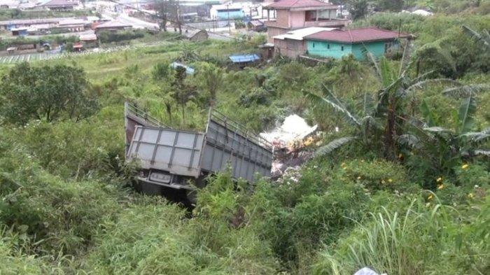Truk Pengangkut Bahan Bangunan Masuk Jurang Di Penatapan 1
