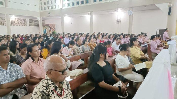 Umat Saat Ikut Misa Di Gereja Katedral Atambua