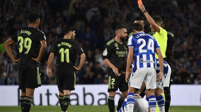 Wasit Pulido Santana Mengacungkan Kartu Merah Kepada Bek Dani Carvajal 2